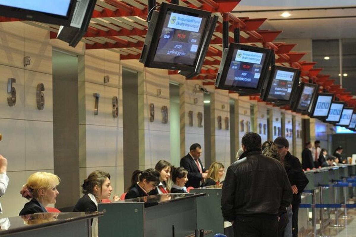 un gruppo di persone in attesa in fila in un aeroporto