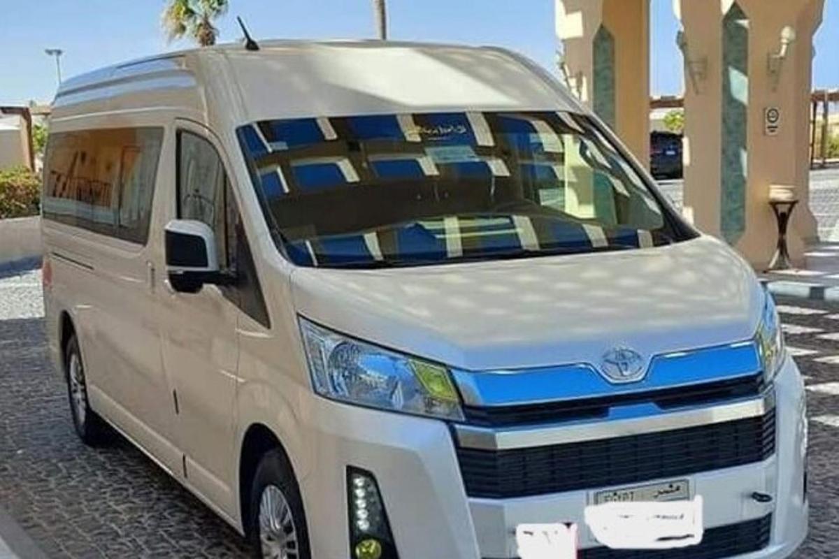 ein weißer Lieferwagen steht auf einer Straße