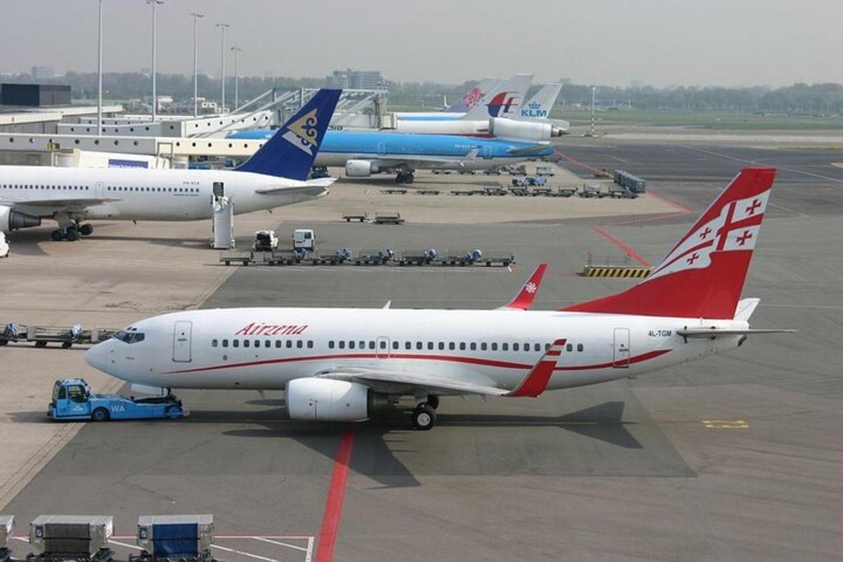 một nhóm máy bay đậu trên đường băng tại một sân bay