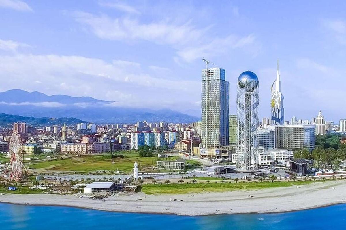 una vista di una città con alti edifici e l'oceano