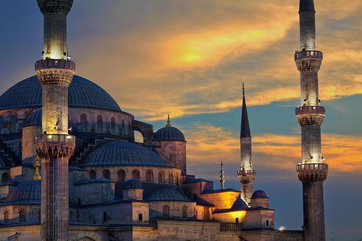egy mecset két kék kupolával és egy minarettel