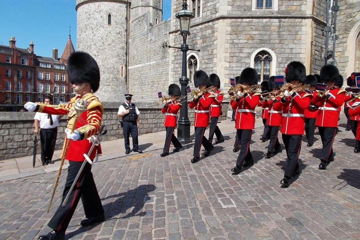 una banda musicale in uniforme rossa davanti a un edificio