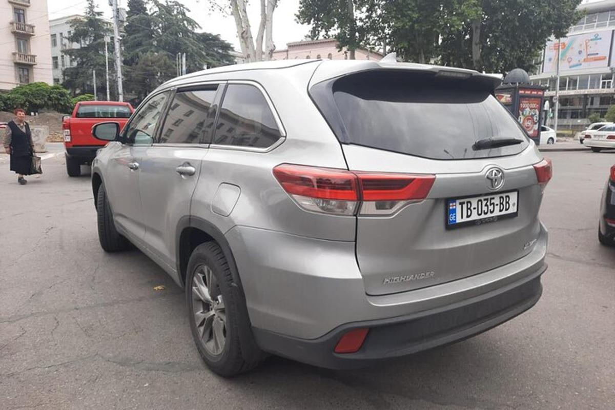 stříbrné SUV zaparkované na parkovišti