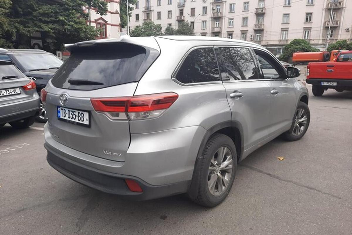 stříbrné SUV zaparkované na parkovišti