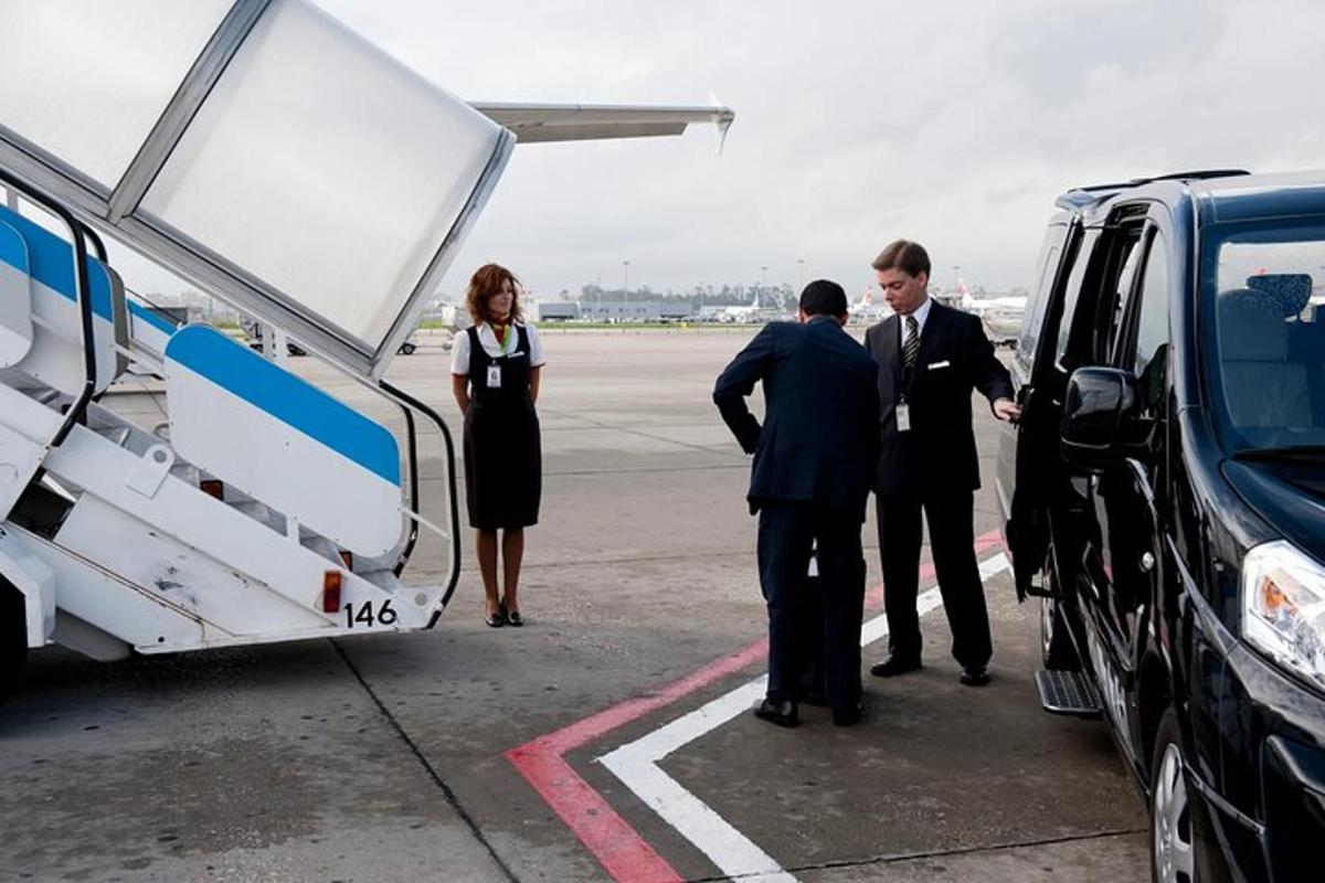 un grupo de personas de pie junto a un autobús