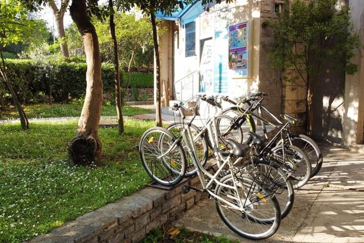 两辆自行车停在一栋建筑旁边
