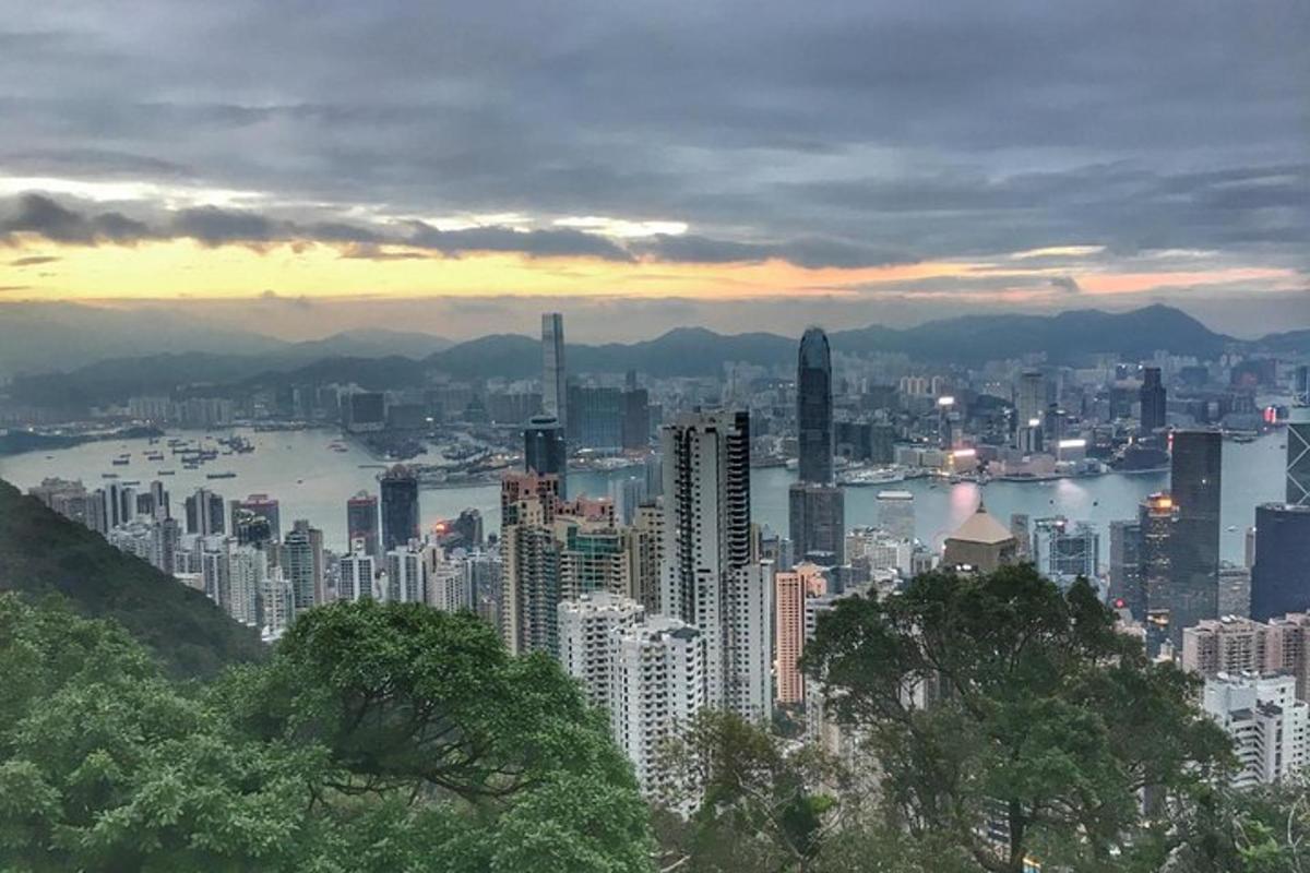 拥有建筑物和港口的城市景观