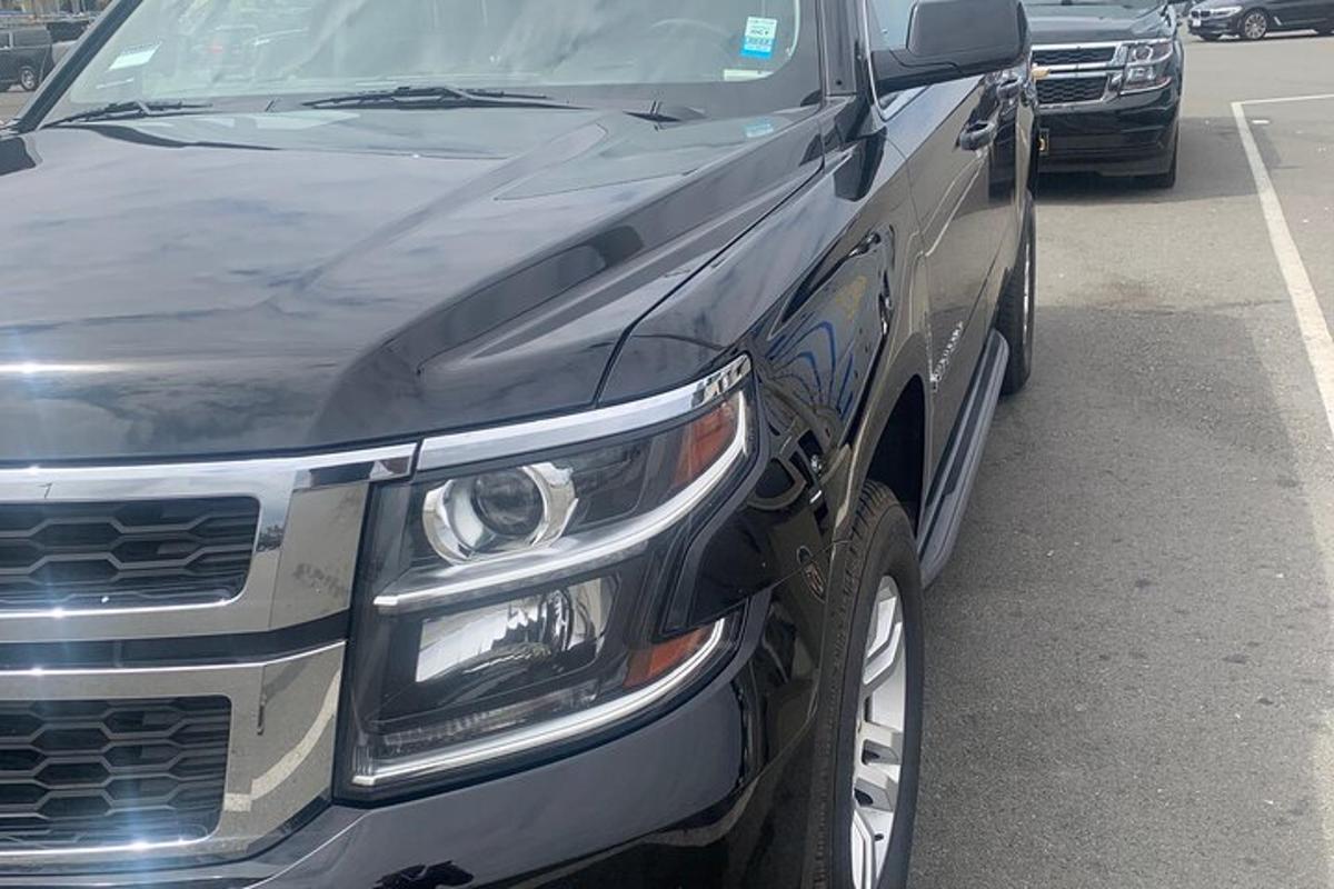 um caminhão prateado estacionado em um estacionamento