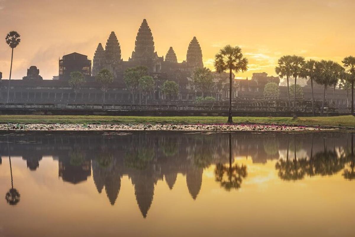 pohľad na chrám Angkor Wat pri západe slnka