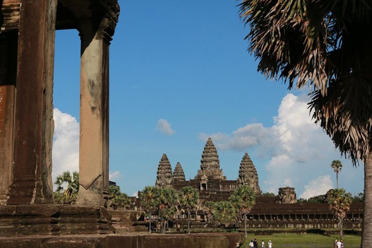 một ngôi đền ở đằng xa với nhiều người ở phía trước