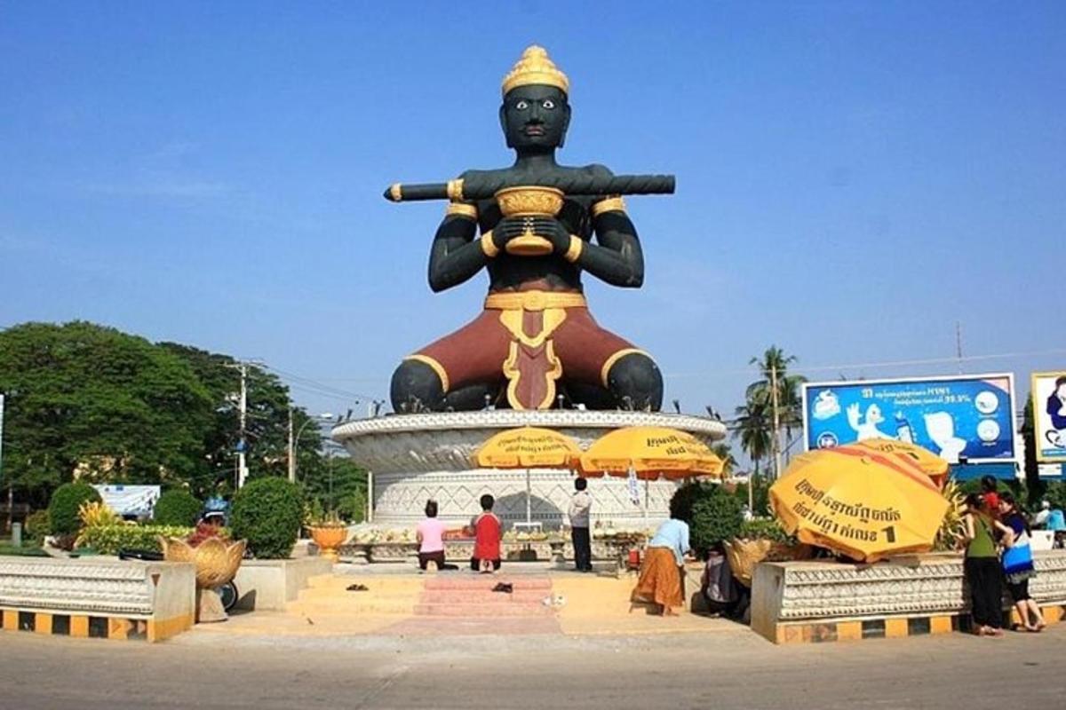 uma grande estátua de uma mulher com uma arma