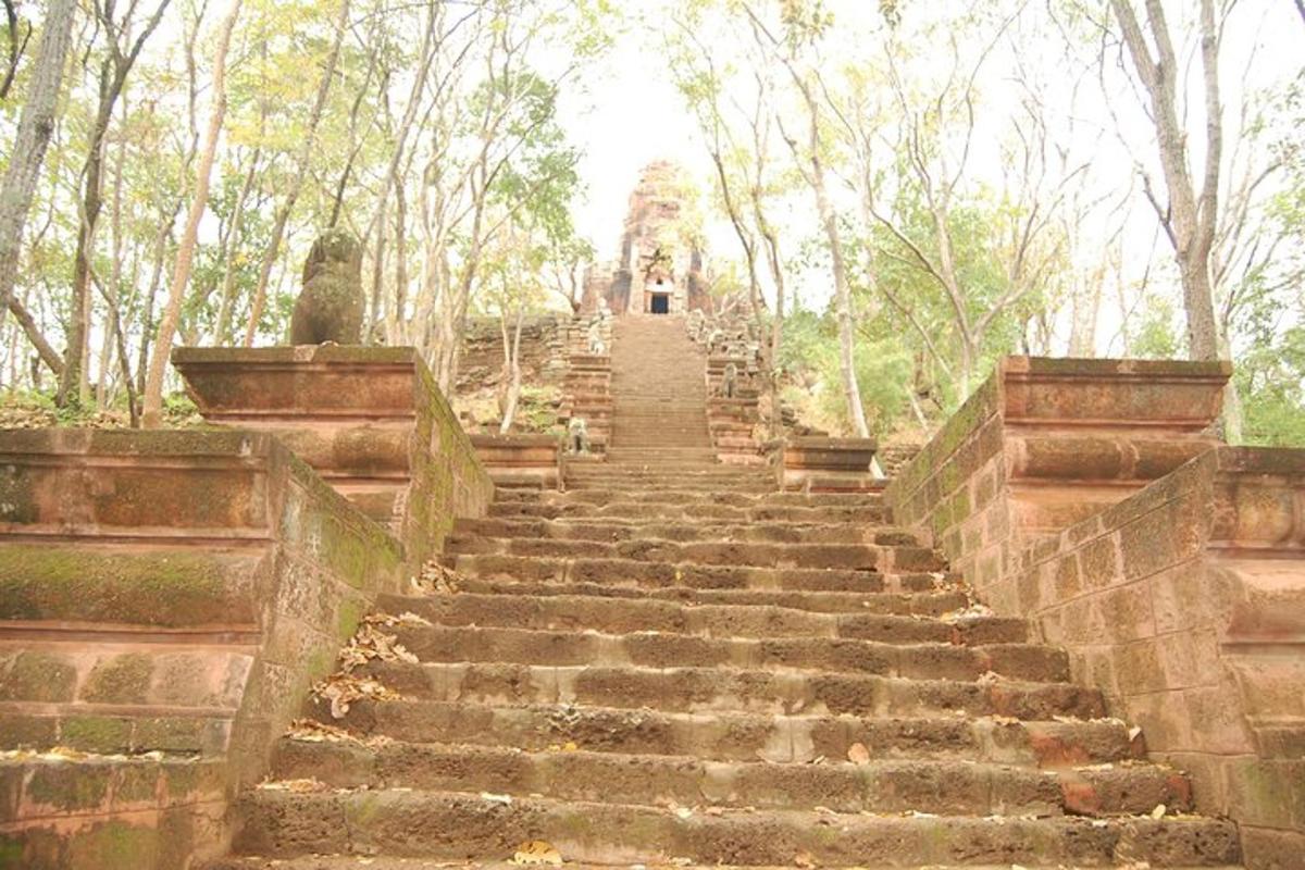 um conjunto de escadas que levam a um templo