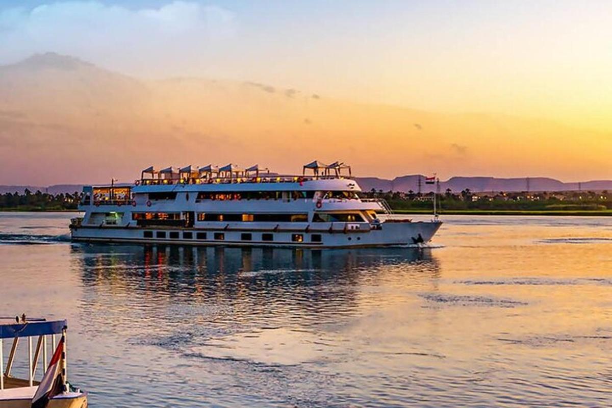 uma balsa na água ao pôr do sol