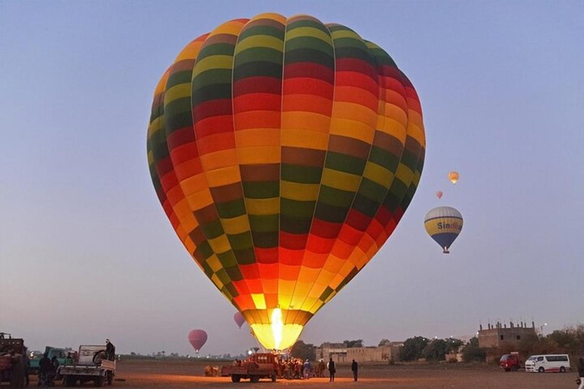 un gruppo di mongolfiere che volano sopra un campo