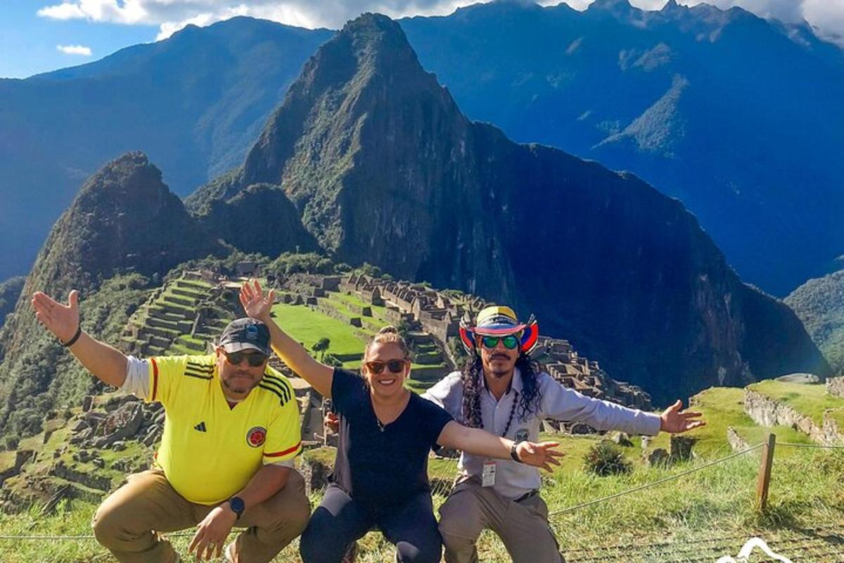 tiga orang bergambar di atas gunung