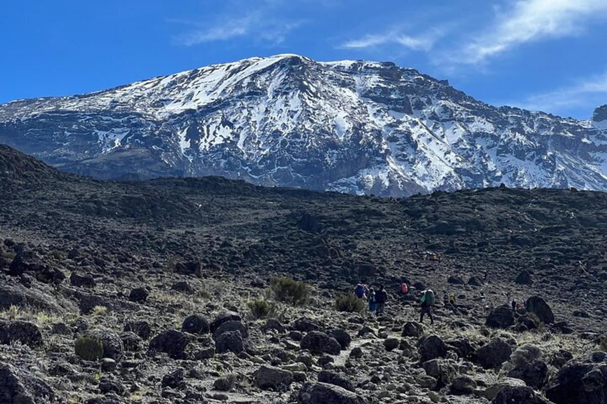 due persone che camminano davanti a una montagna innevata