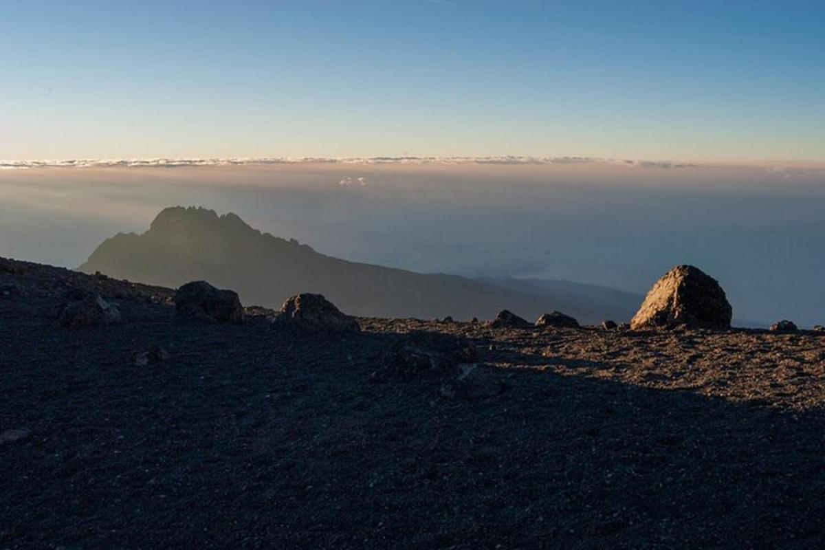 una vista dell'oceano con una montagna sullo sfondo