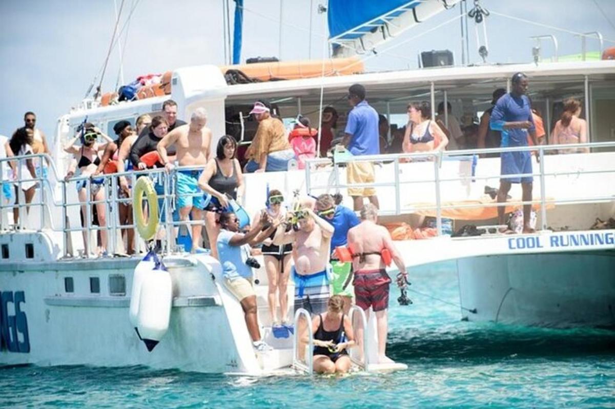 μια ομάδα ανθρώπων σε μια βάρκα στο νερό