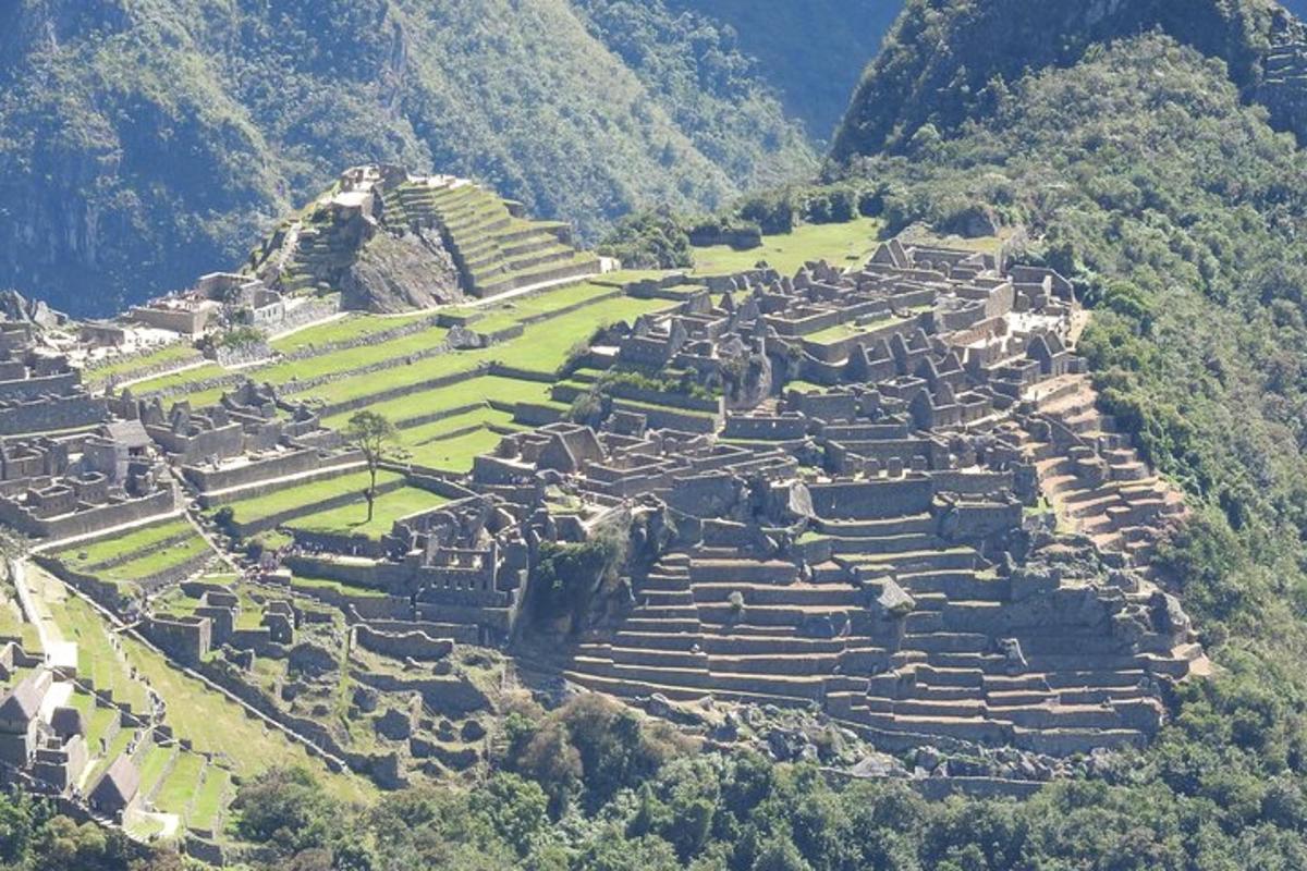 una vista aerea di un'antica città su una montagna