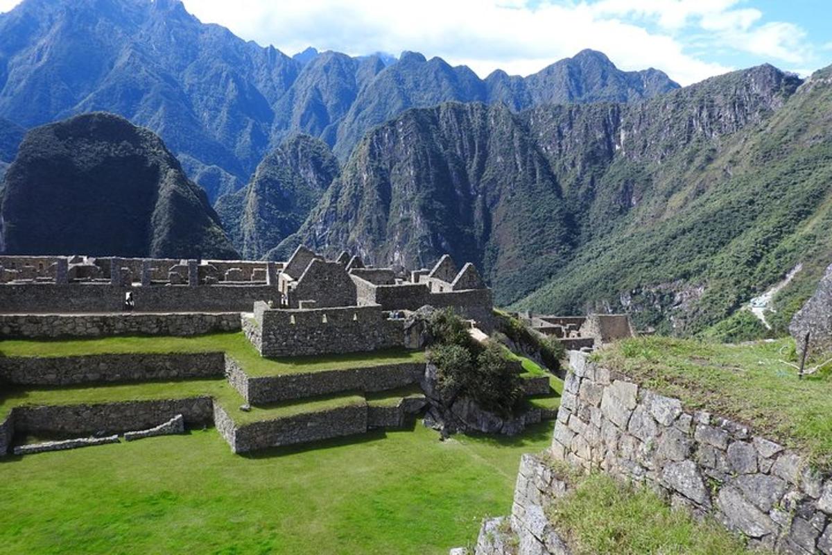 un vecchio edificio sul fianco di una montagna