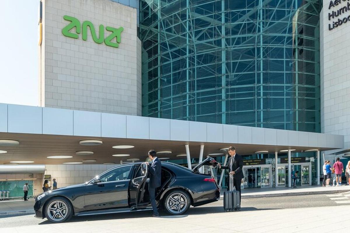 auto s otevřenými dveřmi před budovou