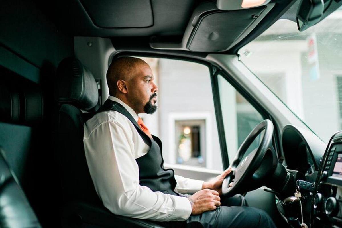 ein Mann sitzt hinter dem Lenkrad eines Autos