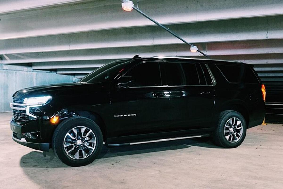 un SUV nero parcheggiato in un parcheggio
