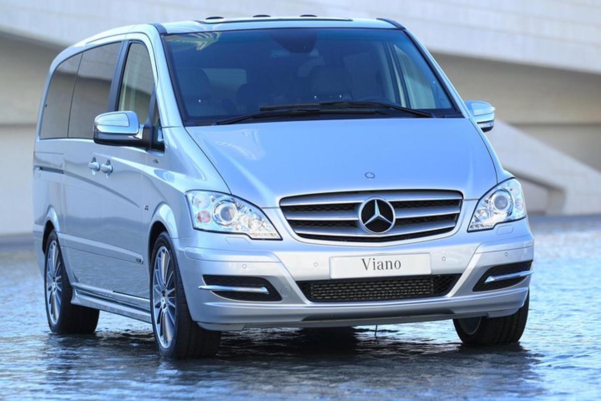 bel kombi parkiran v vodni površini