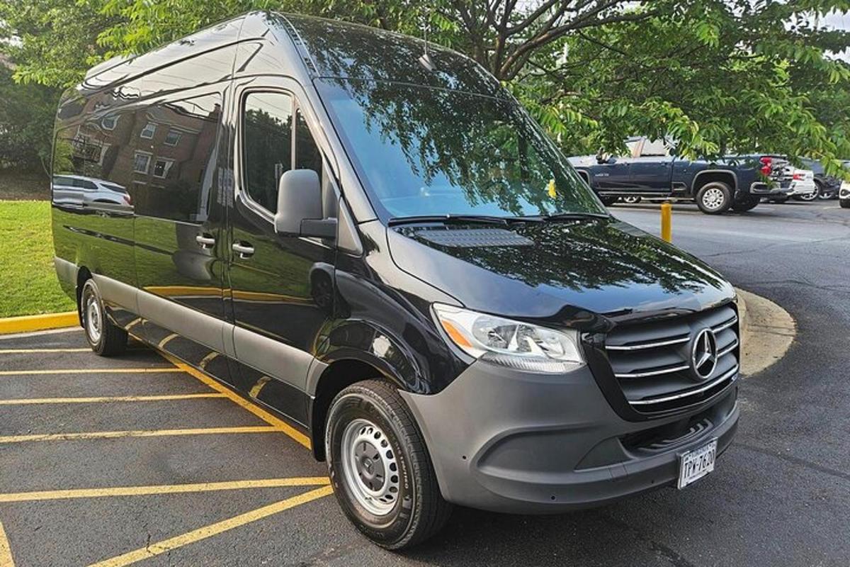 črno-srebrn kombi parkiran na parkirišču