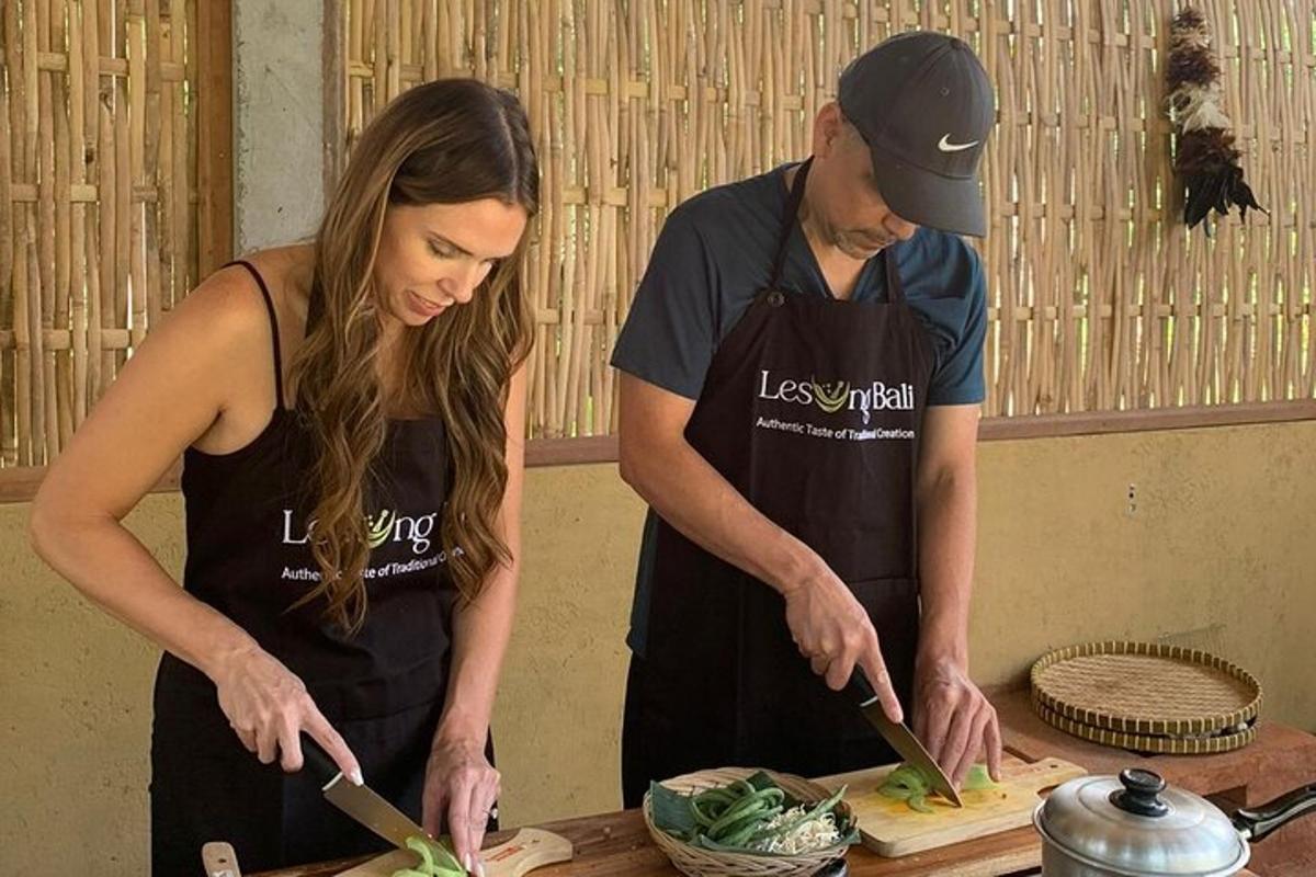 un homme et une femme préparent de la nourriture dans une cuisine