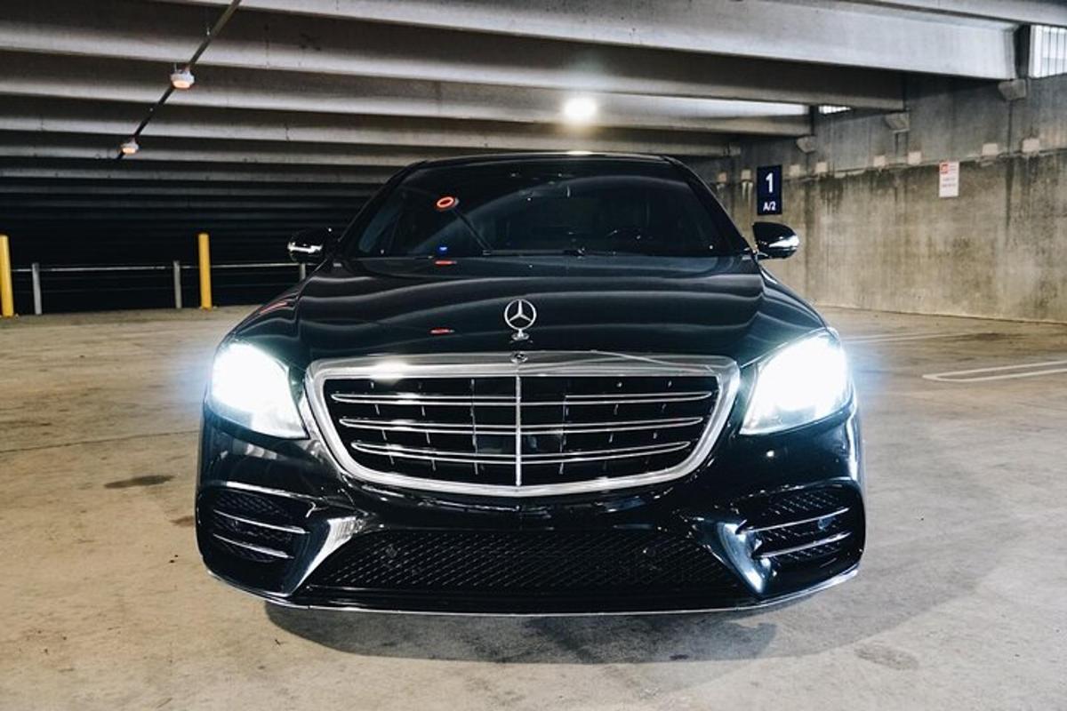 um carro preto estacionado em uma garagem