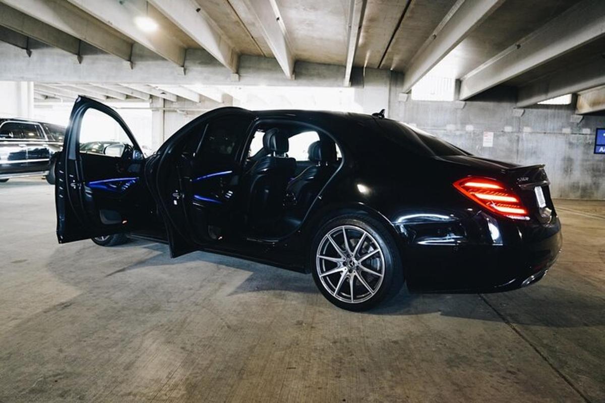 um carro preto com a porta aberta em uma garagem
