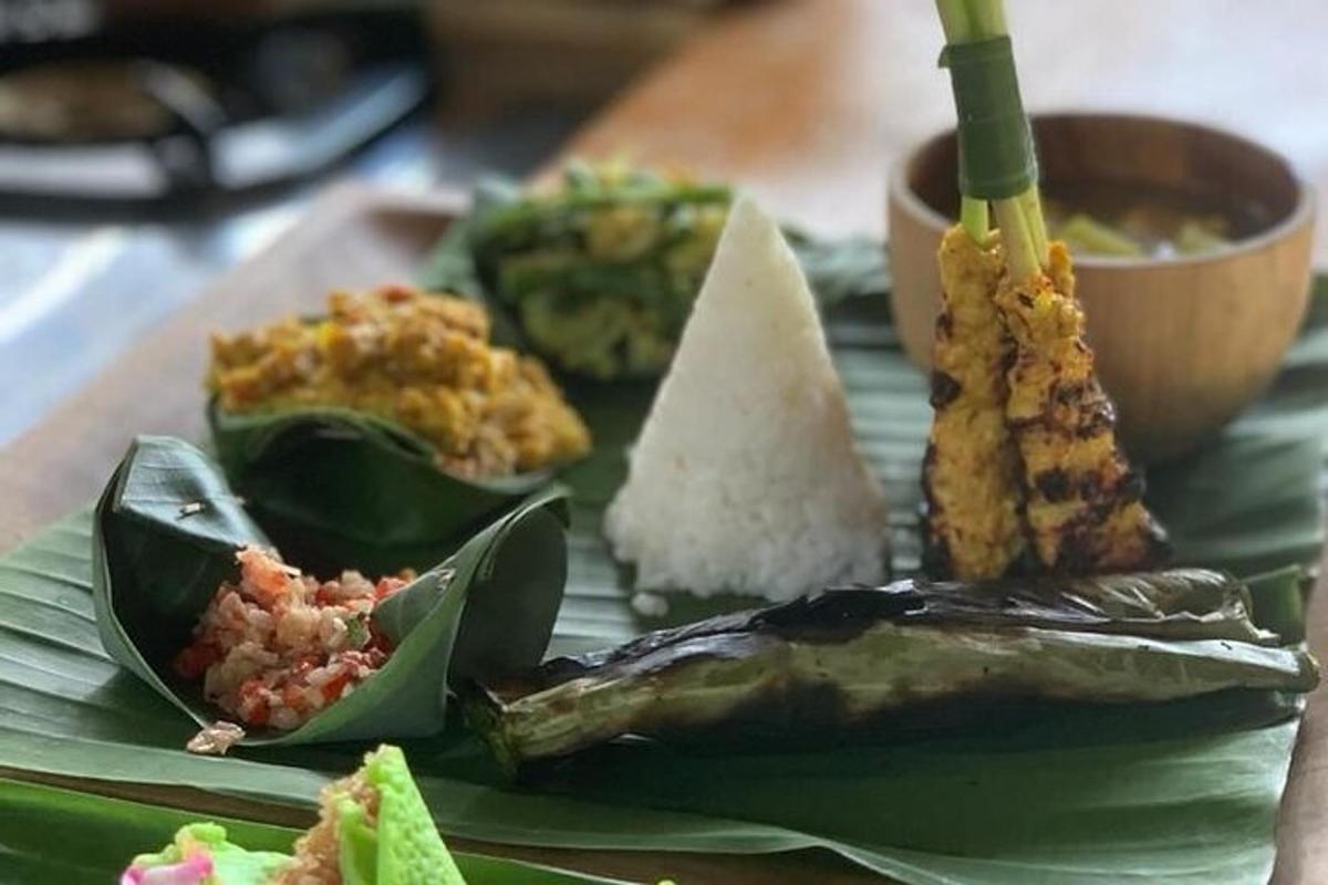 sepiring makanan dengan nasi dan sayuran di atas daun pisang