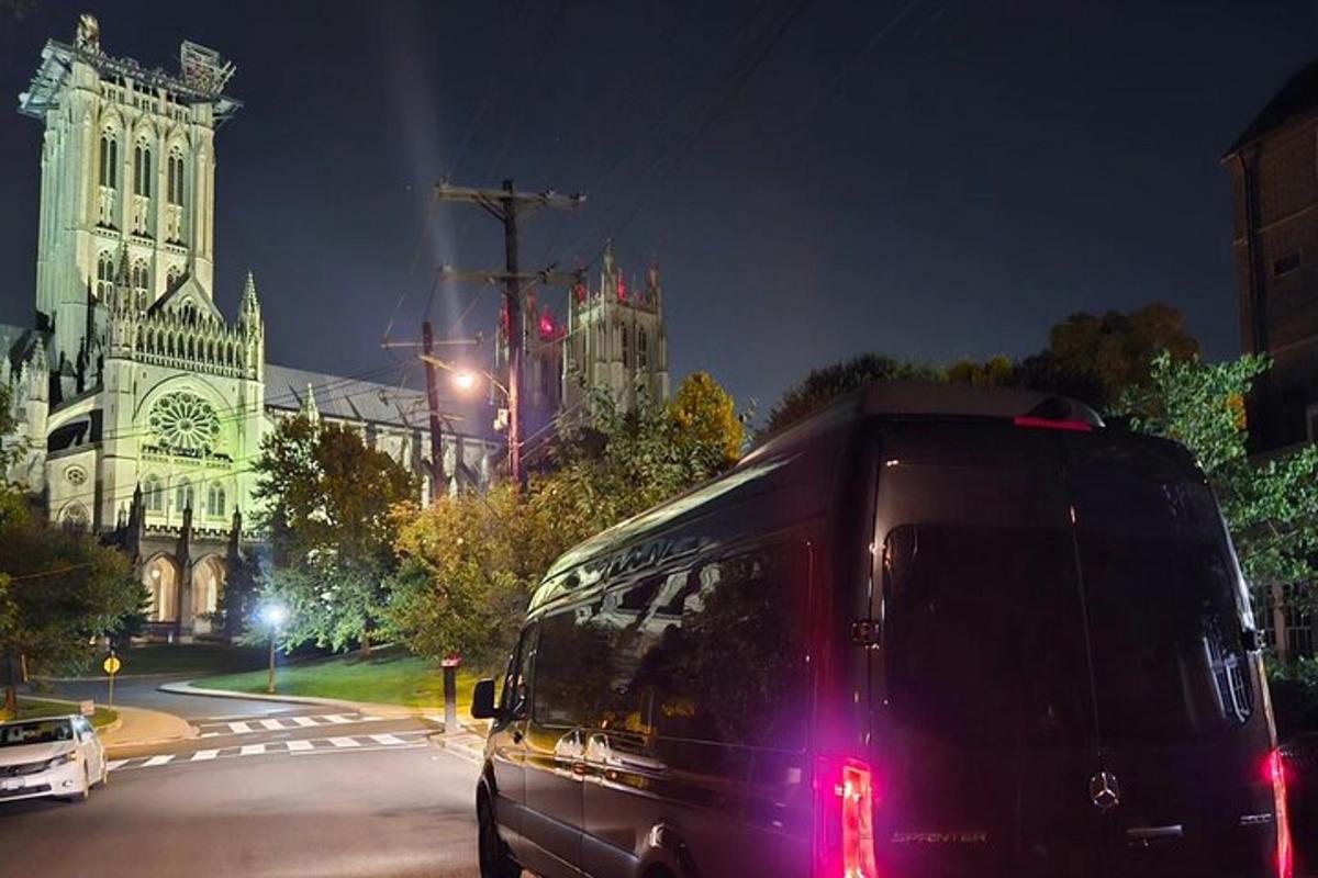 un furgone parcheggiato davanti a un edificio di notte