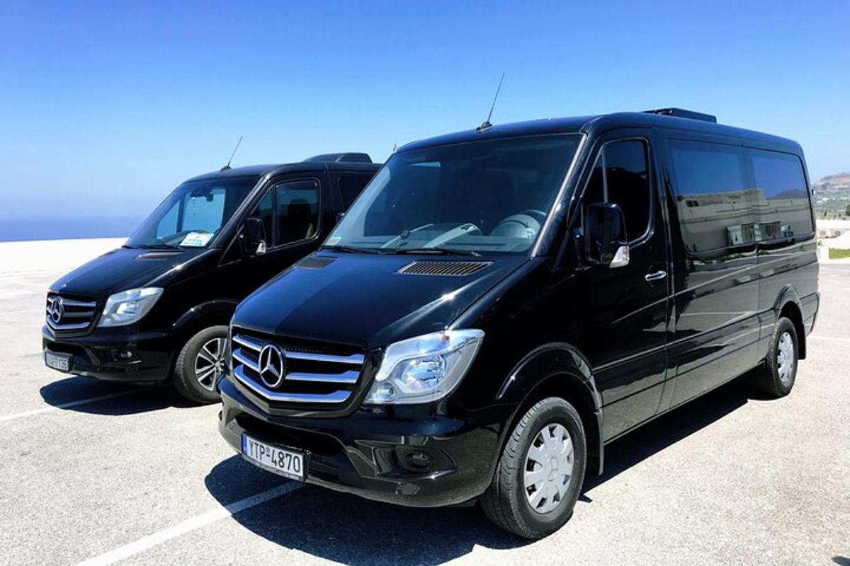 două dube negre parcate într-o parcare