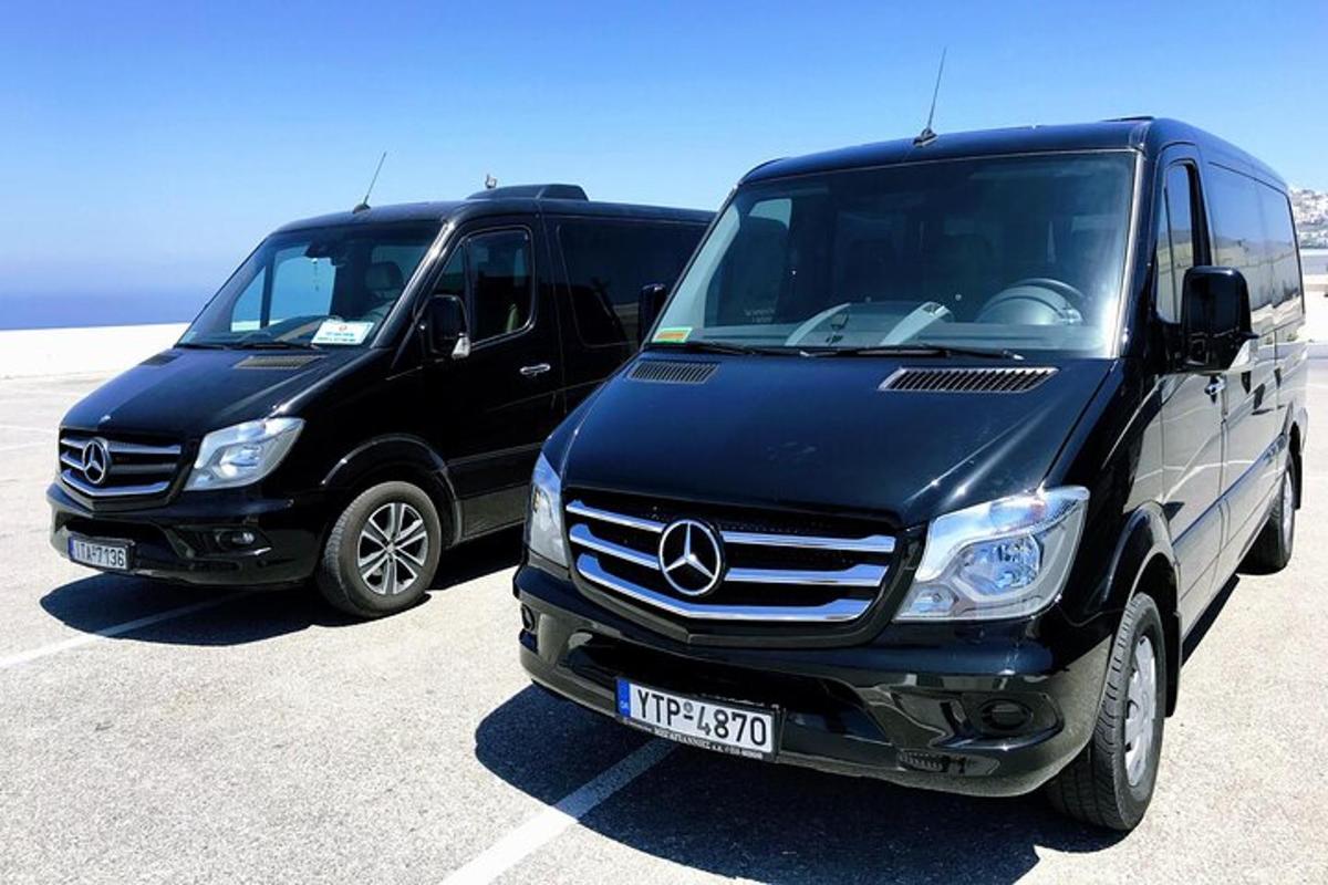două camioane parcate una lângă alta într-o parcare