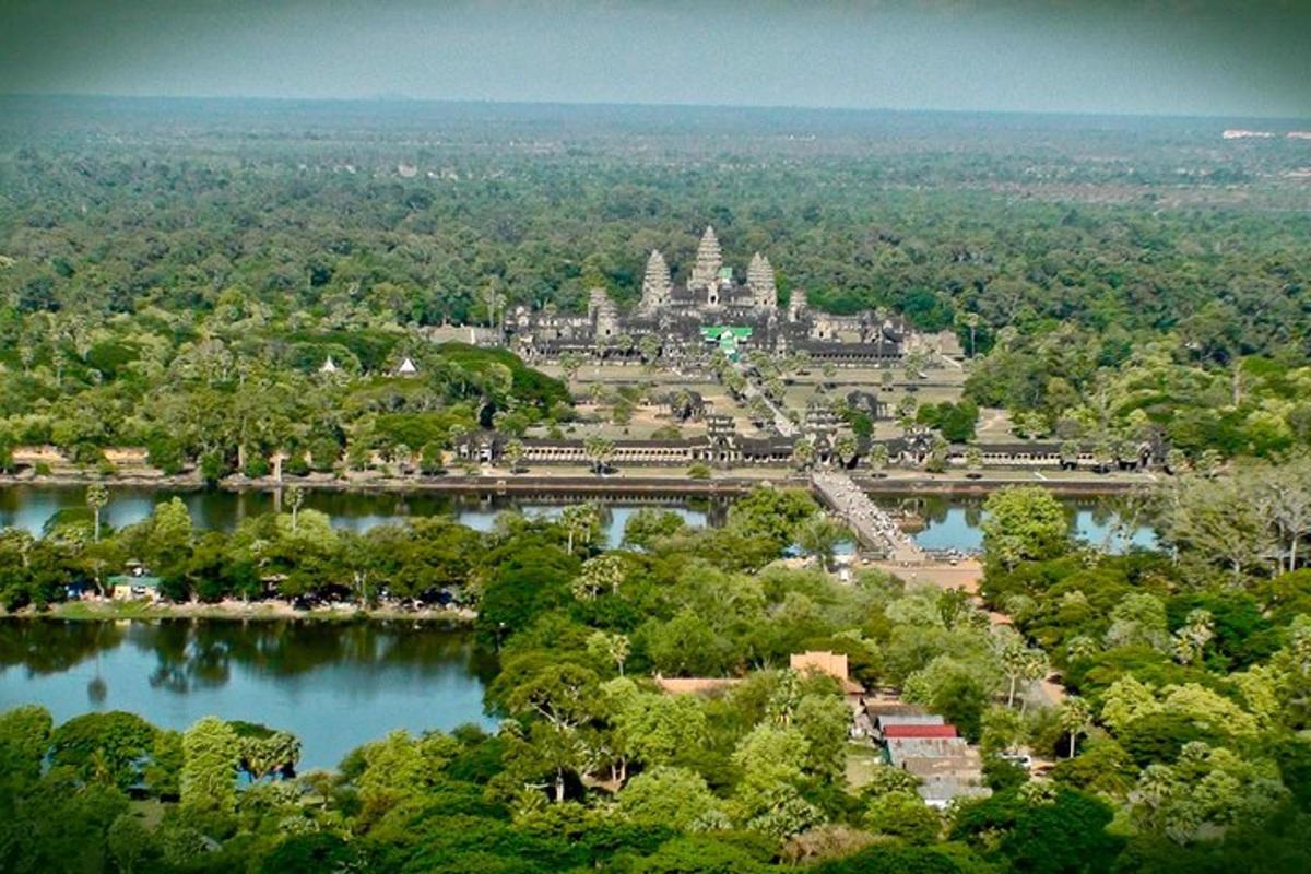 vista aèria d'un temple i un llac