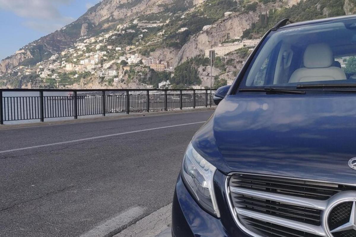 un'auto blu parcheggiata sul ciglio della strada