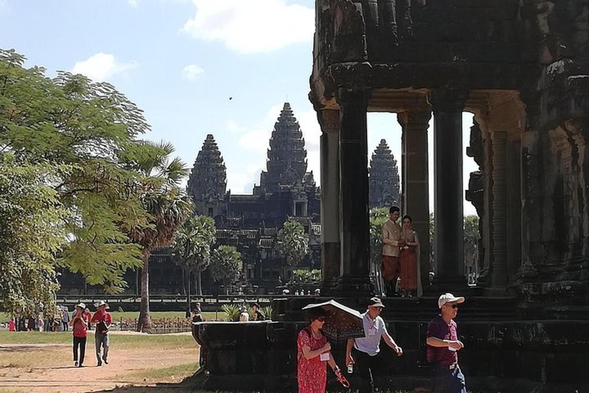 un grup de persones dempeus davant d'un temple