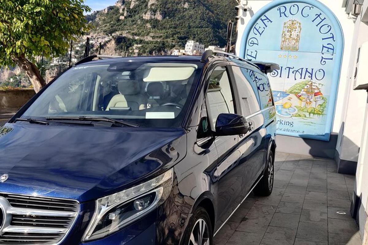 un'auto blu e bianca parcheggiata accanto a un edificio