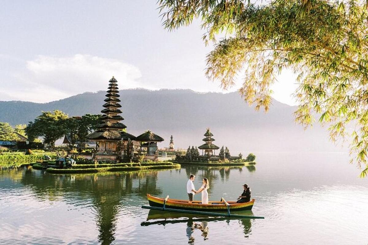 doi oameni într-o barcă pe un lac cu temple