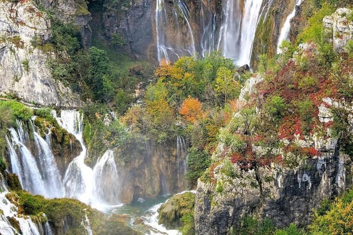 ein Wasserfall inmitten einer felsigen Schlucht