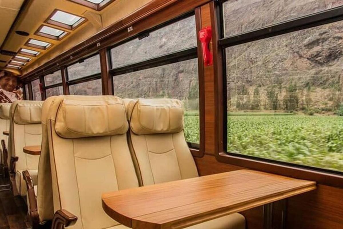 isang dining car ng isang tren na may lamesa at bintana