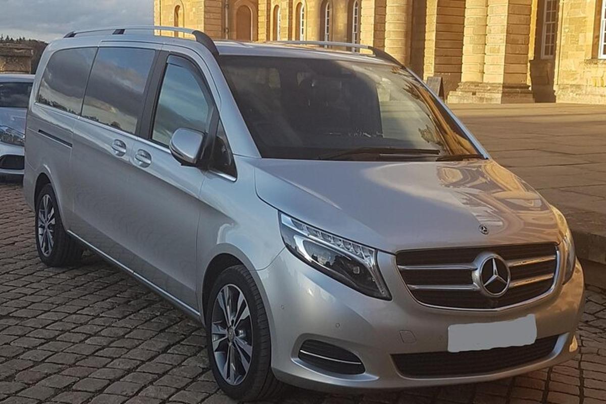 un minivan argentato parcheggiato in un parcheggio