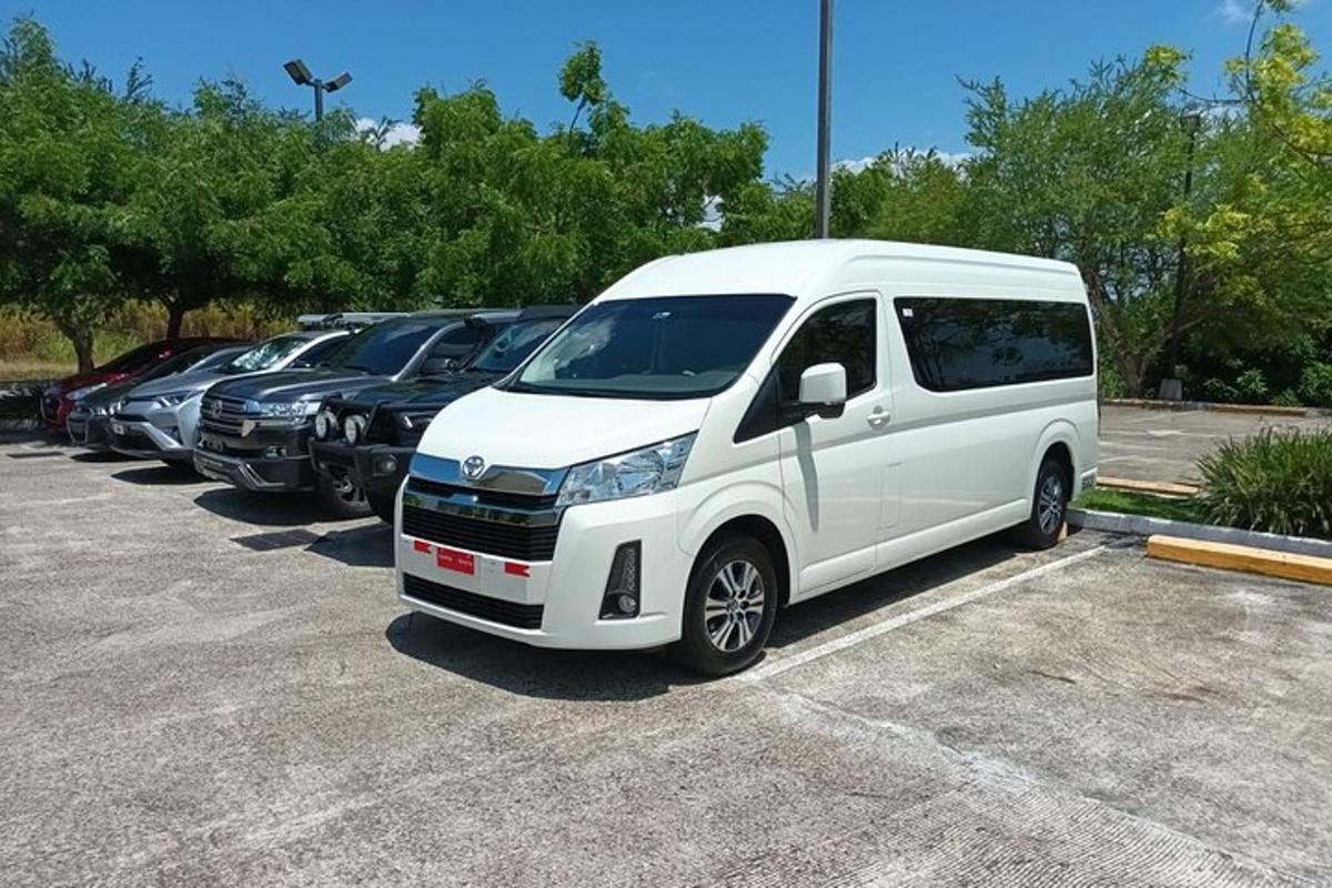 un furgone bianco parcheggiato in un parcheggio
