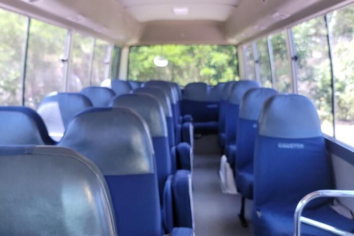 autobus s modrými sedadly v autobuse