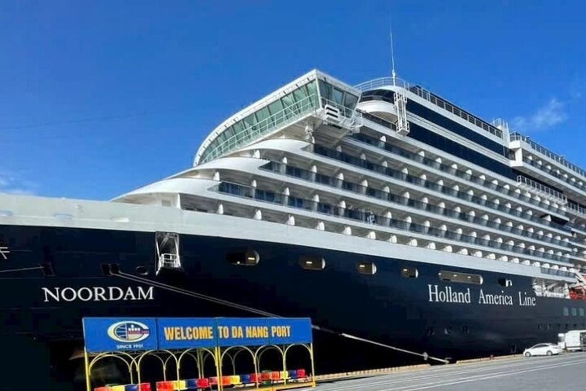 un creuer està atracat en un port