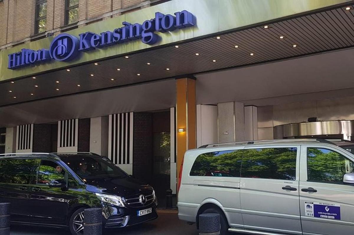 Dos coches aparcados delante de un edificio
