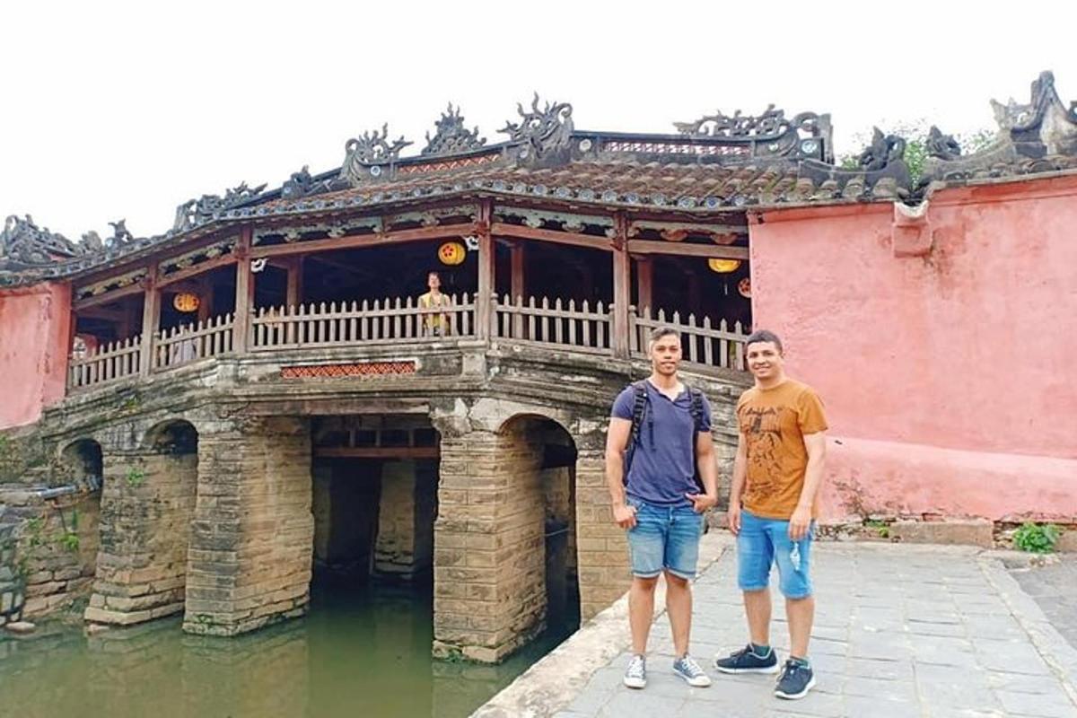 dos homes drets davant d'un edifici a l'aigua