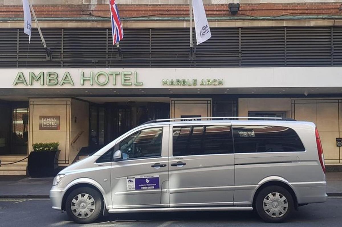 una furgoneta platejada aparcada davant d'un hotel